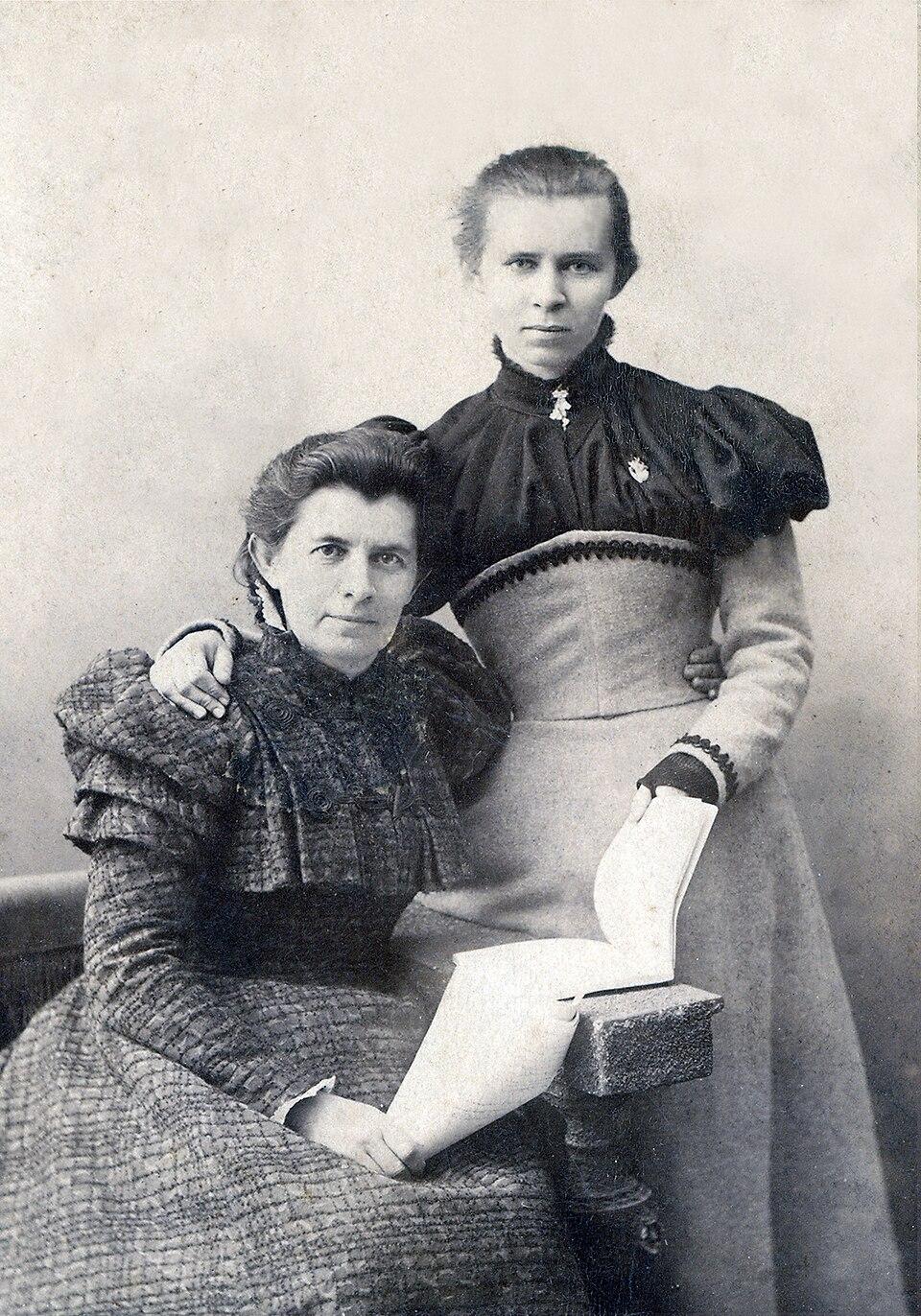 Леся Українка з матір'ю. Ялта, 1898