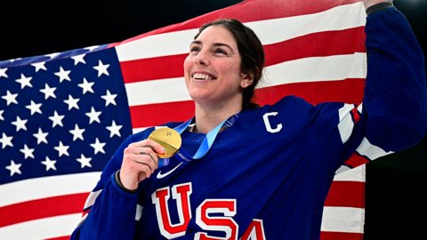 Хіларі Найт з Олімпійським золотом. Фото: USA Hockey