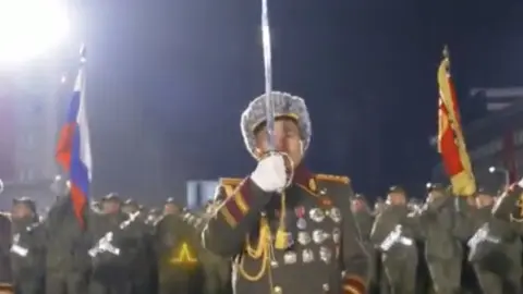 Северокорейские военные на параде в Пхеньяне. Фото: скриншот видео.