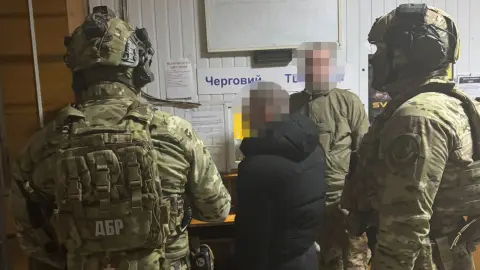 Государственное бюро расследований заявило о разоблачении военнослужащих ТЦК и СП, которые зарабатывали на уклонистах. Фото: ГБР