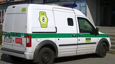 Автомобиль инкассации "Ощадбанка". Фото: скриншот YouTube-видео