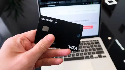 Карта monobank. Фото: Виталий Носач, РБК-Украина