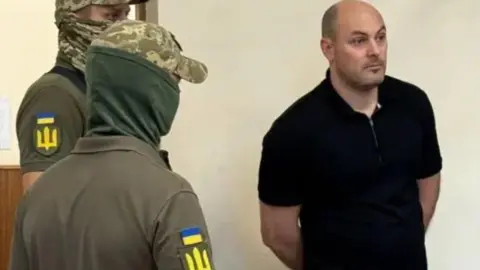 Топ-чиновник НАБУ Магамедрасулов в разгар операции "Мидас" отдыхал на Тенерифе со своей девушкой, – СМИ