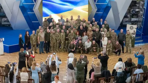 В Киеве живет более 100 тыс. ветеранов, еще 100 тыс. киевлян сейчас воюют на фронте, – Кличко во время награждения военных ко Дню добровольца