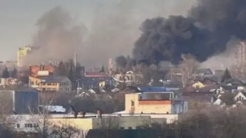 Пожар на заводе "Кремний Эл" после украинского удара. Фото: Минобороны Украины.