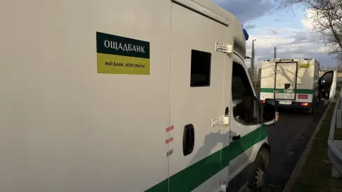 Инкассаторские автомобили. Фото: Ощадбанк.