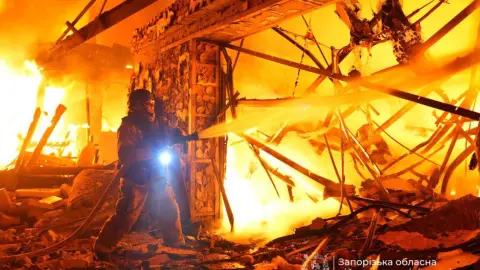 Россияне ночью атаковали Запорожье: есть раненые, обесточены тысячи абонентов