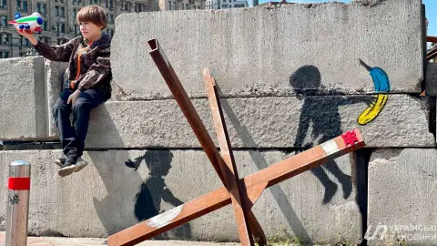 Работа Бэнкси на Майдане Независимости в Киеве. Фото: Денис Гороховский/Украинские Новости