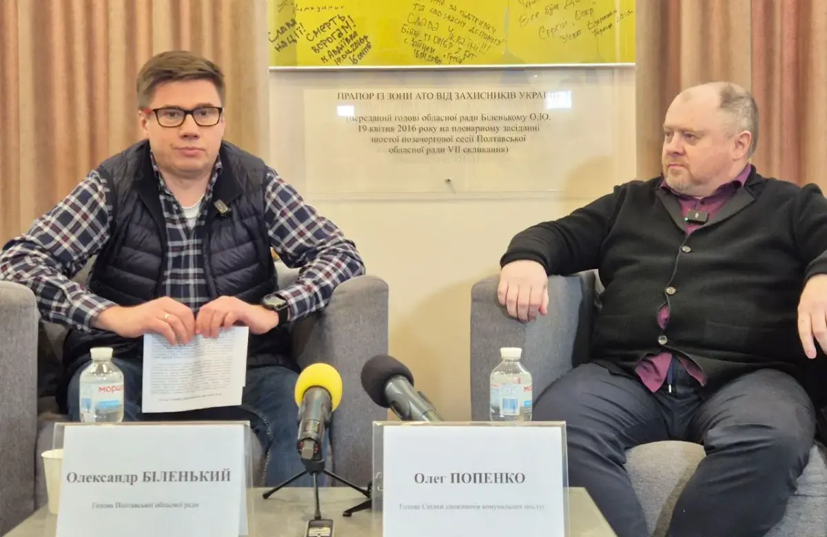 Александр Беленький и Олег Попенко во время брифинга 19 мая 2025 года (фото 