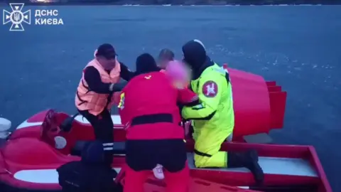 Спасены женщина с ребенком. Скриншот видео