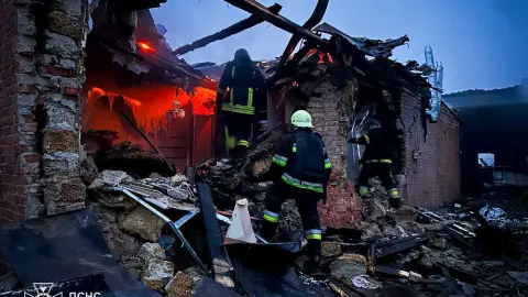 Россияне ударили БпЛА по Золочеву. Фото: ГосЧС
