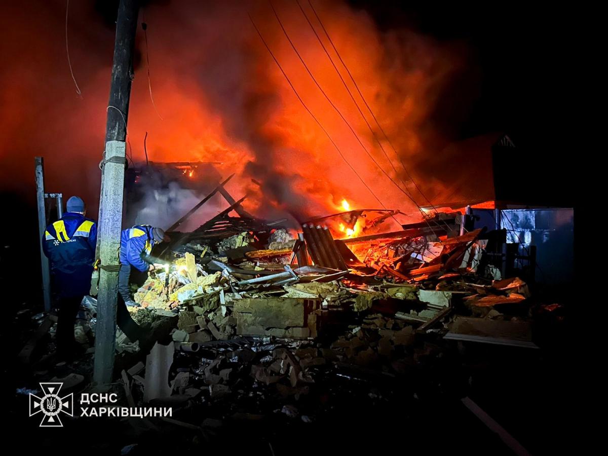 Россияне ударили БпЛА по Золочеву. Фото: ГСЧС