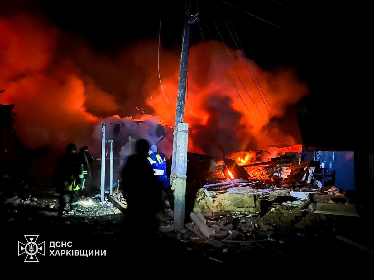 Россияне ударили БпЛА по Золочеву. Фото: ГСЧС