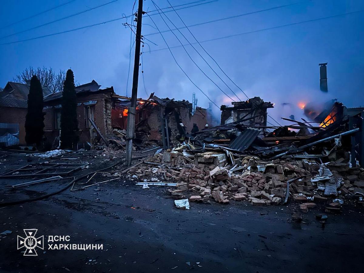Россияне ударили БпЛА по Золочеву. Фото: ГСЧС