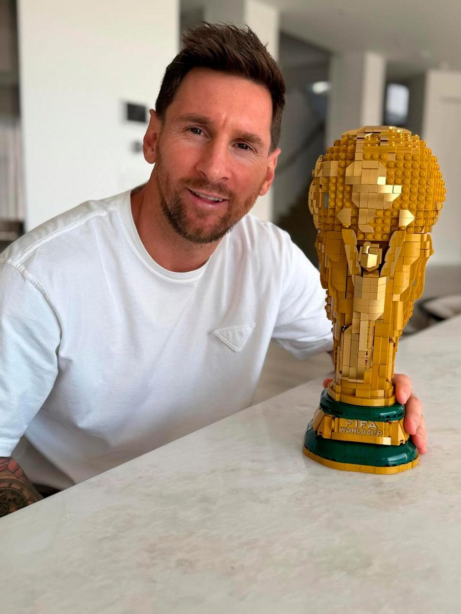 Лионель Месси с кубком Чемпионата мира, сделанным из Lego. Фото: instagram/leomessi
