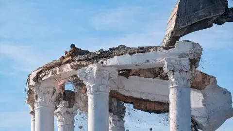 В оккупированной Алуште снесли историческую ротонду. Фото: скриншот из видео