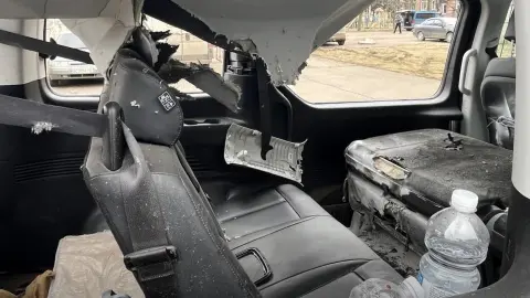 Повреждения автомобиля в результате удара БПЛА. Фото: скриншот видео.
