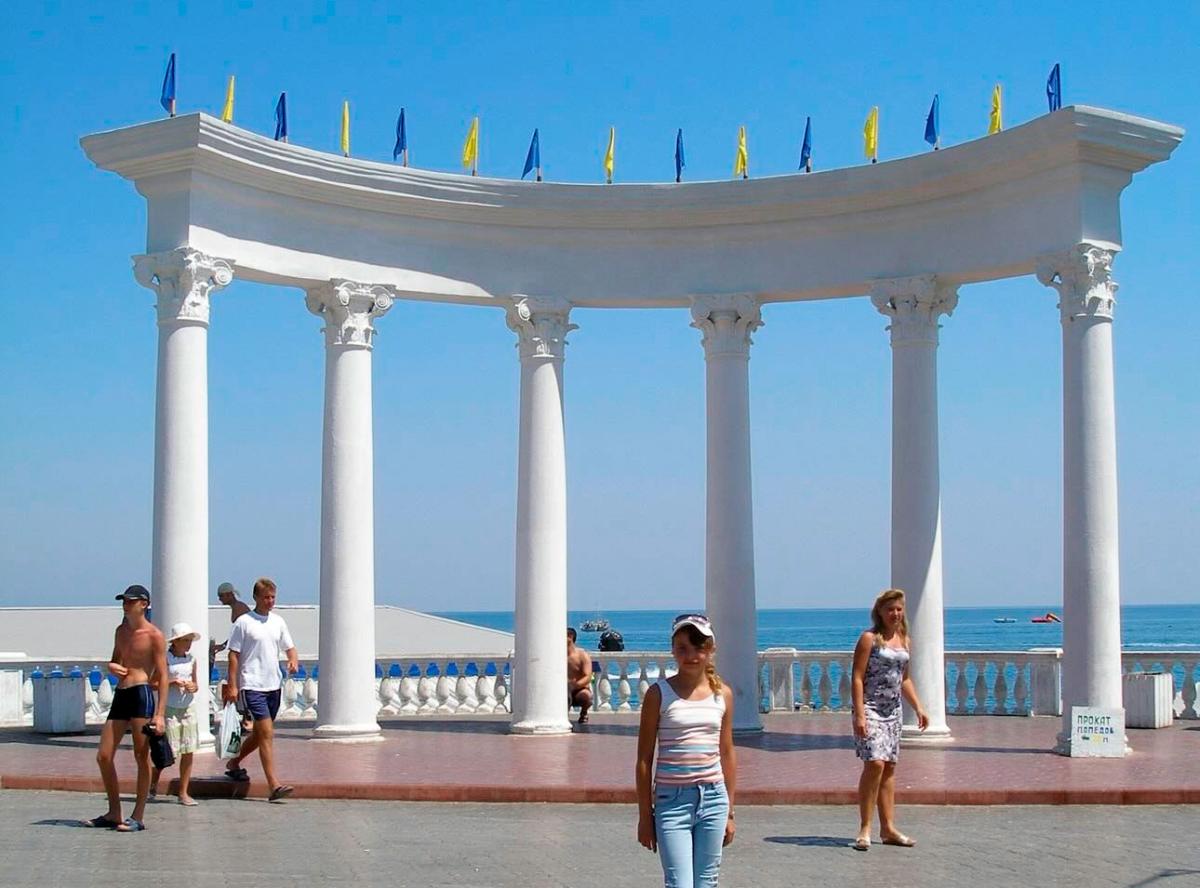 Ротонда в Алушті (2004 рік). Фото: threads/@in_rom_