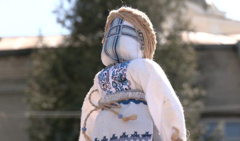 Одна із понад сотні ляльок-мотанок, врятоваих військовими у Бахмуті. Фото: Суспільне Луцьк

