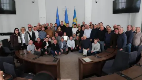 Кличко вручил благодарности львовским коммунальщикам, которые помогали устранять последствия ударов РФ по инфраструктуре Киева