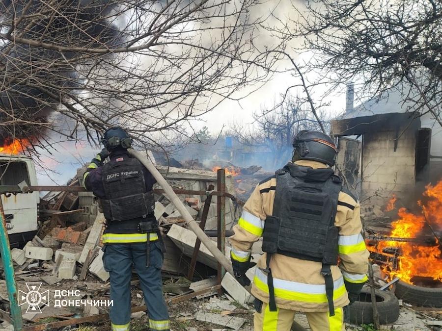 Последствия авиаудара россиян по Дружковке. Фото: ГСЧС Украины.