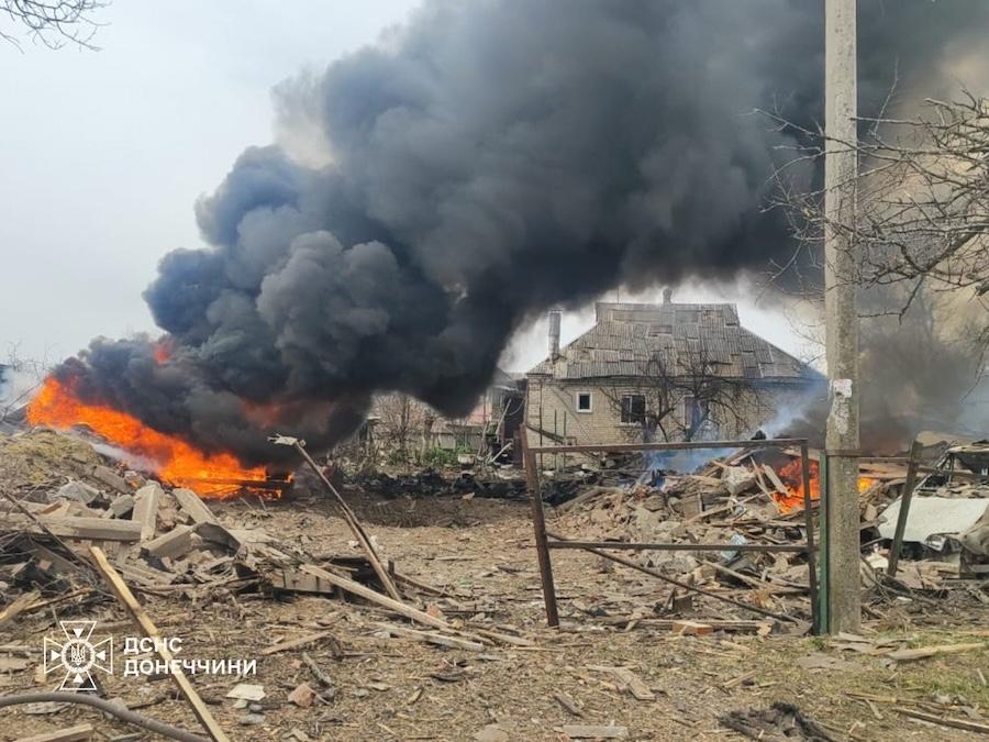 Consequences of the Russian air strike on Druzhkovka. Photo: State Emergency Service of Ukraine.
