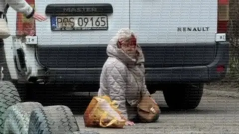 Женщина, которую сбил автомобиль ТЦК. Фото: Думская.