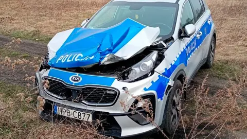 Полицейское авто после столкновения с трактором. Фото: полиция Польши
