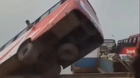 Автобус падает в реку. Скриншот видео