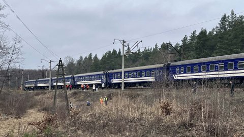 Зупинка потяга через ракетну атаку. Фото: Микола Ящук/Українські Новини