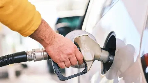 Несмотря на зависимость от импорта, в Украине нет дефицита топлива, а цены удается держать ниже, чем в ЕС, благодаря программе кэшбэка, - НАУ