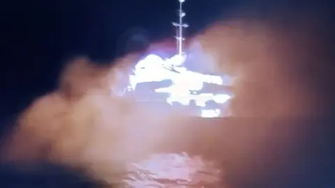 Горящий сухогруз. Фото: скриншот видео.