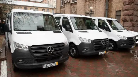 Киев получил специализированные автобусы для детей с инвалидностью от немецких партнеров, – Кличко