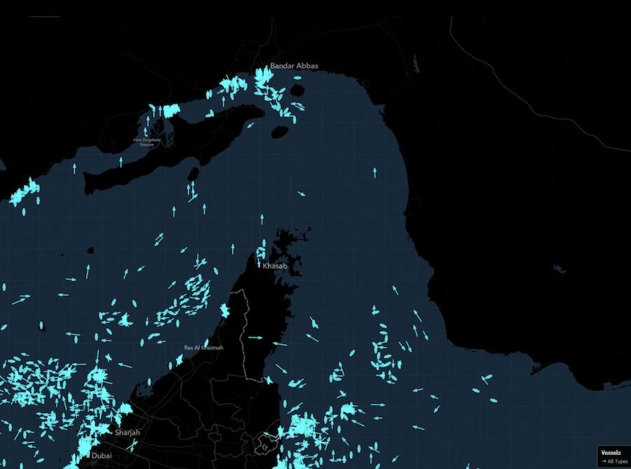 Гражданские суда к западу и востоку от Ормузского пролива. Фото: Bloomberg.