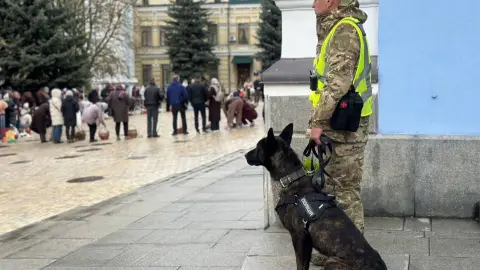 Патрулирование возле Михайловского собора. Фото: Нацполиция Киева
