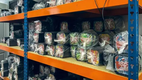Обыски в магазине "сувениров". Фото: Национальная полиция