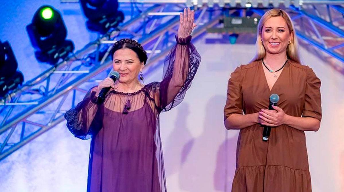 Ніна Матвієнко разом з донькою на сцені. Фото: instagram/tonya_matvienko