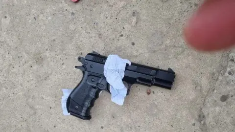 Изъятое оружие. Фото: facebook/UA.ZakarpattyaPolice