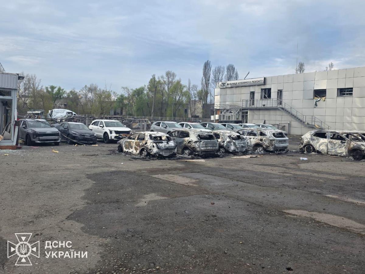 Поврежденные авто. Фото: ГСЧС
