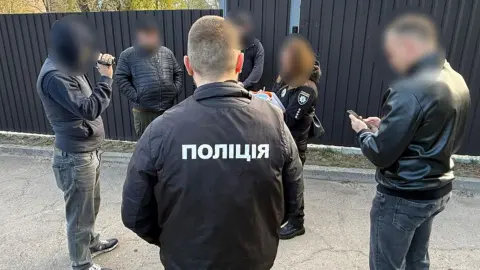 Подозреваемые по делу хищения денег на дронах. Фото: Национальная полиция