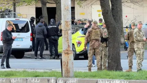 У Голосіївському районі Києва в суботу чоловік відкрив вогонь по людях. Фото: Ян Доброносов/Telegraf