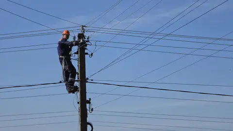 АО "Хмельницкоблэнерго" в 2025 году отремонтировало электросетей почти в 3 раза больше запланированного