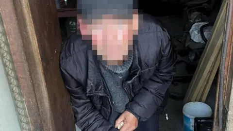 Мужчина, которого около 23 лет держали в трудовом рабстве. Фото: Офис Генерального прокурора