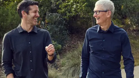 Джон Тернус и Тим Кук. Фото: Apple
