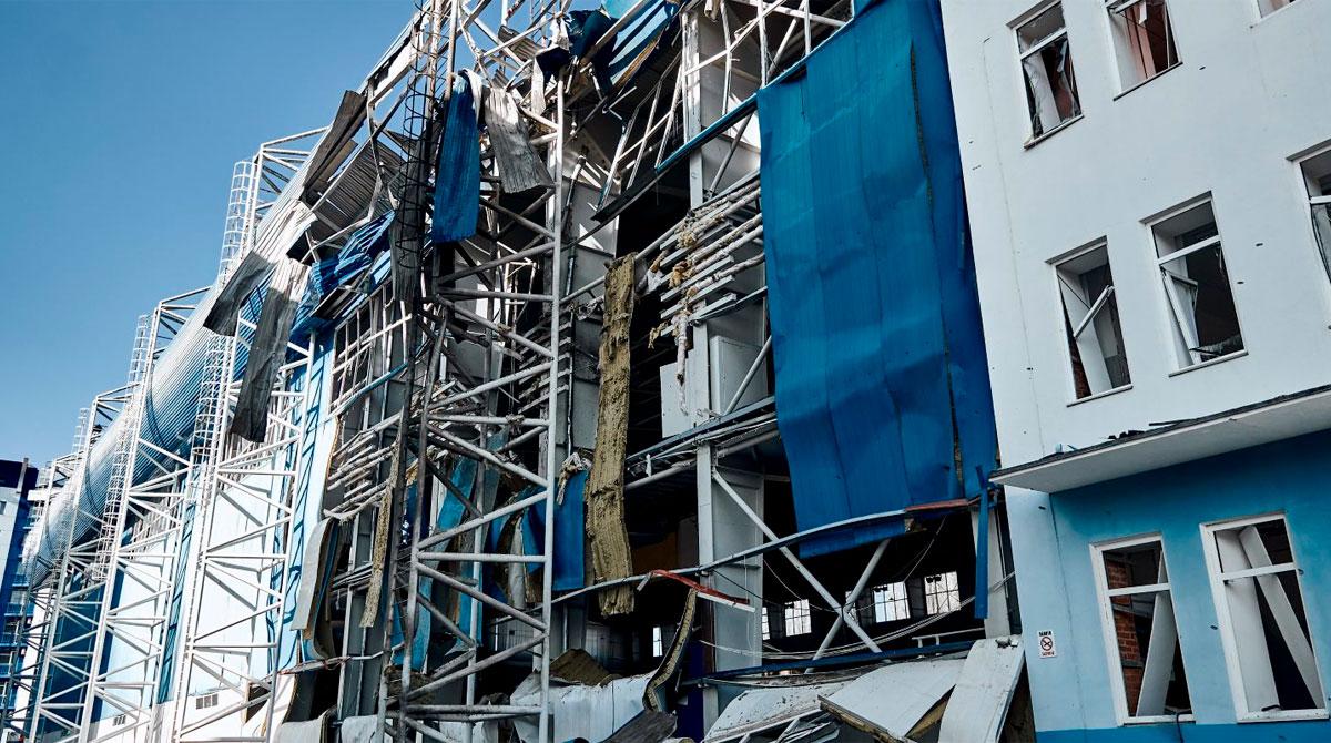 Російський дрон зруйнував легкоатлетичний манеж Сумського університету. Фото: СумДУ