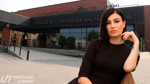 Анастасия Приходько на фоне Культурно-художественного центра. Коллаж: Українські Новини