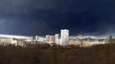 Дым от пожара в российской Перми после атаки БПЛА. Фото: t.me/exilenova_plus.