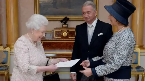 Терье и Юул Род-Ларсен с королевой Елизаветой. Фото: The Royal Family