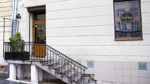 В центре Львова разоблачили "массажный салон" с сексуальными услугами: двум сестрам объявили подозрение