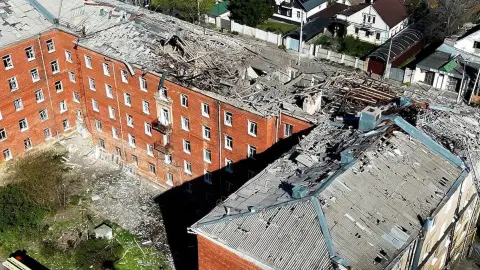 Последствия ракетной атаки россиян по Днепру. Фото: ГосЧС Украины.